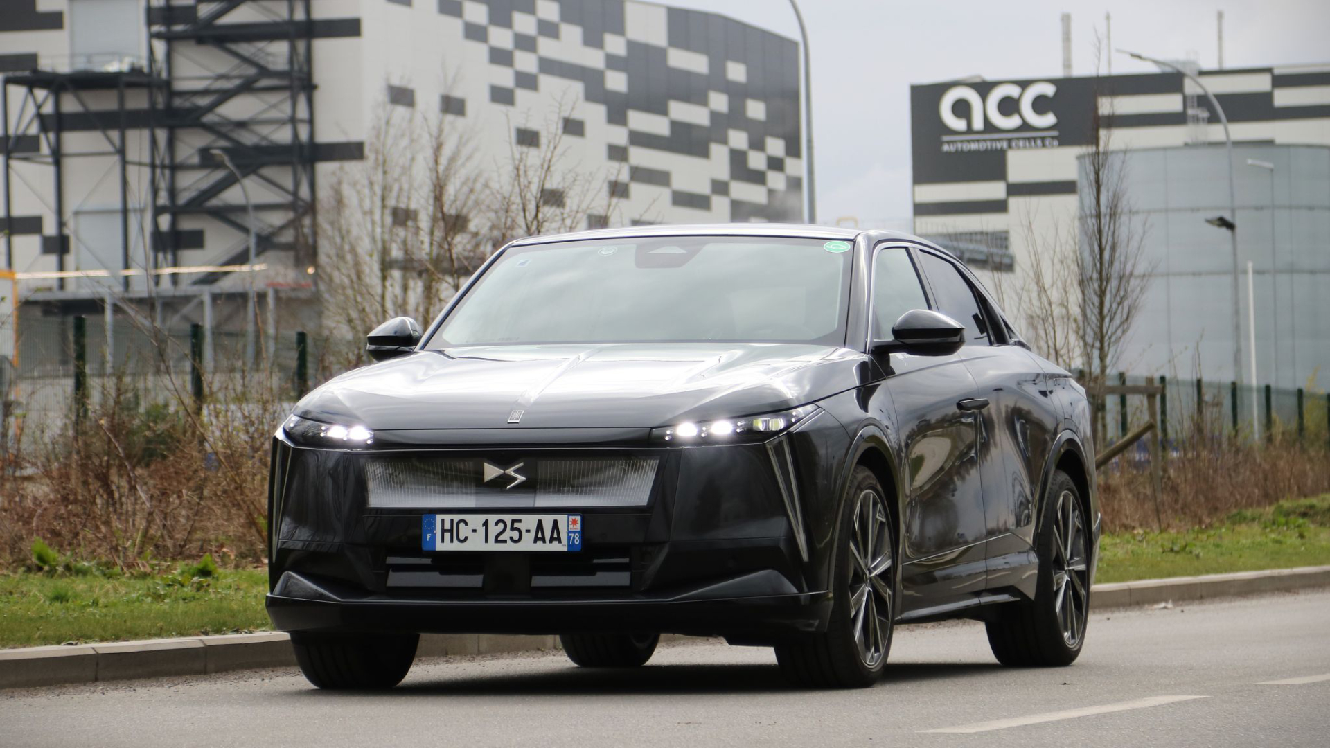 Annonces d'Emmanuel Macron sur la voiture électrique : vraies mesures ou  poudre aux yeux ? - Numerama