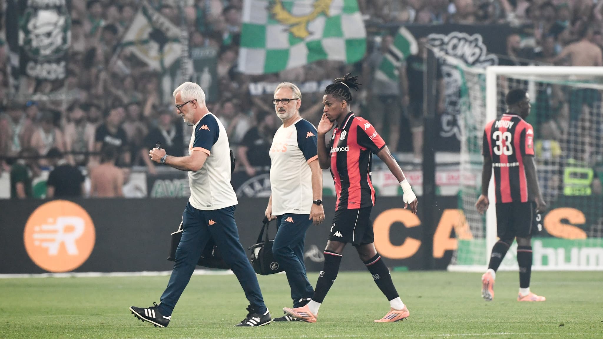 Saint-Etienne-Nice: Boudaoui sort après un gros choc à deux semaines du  Mondial, l'Algérie retient son souffle