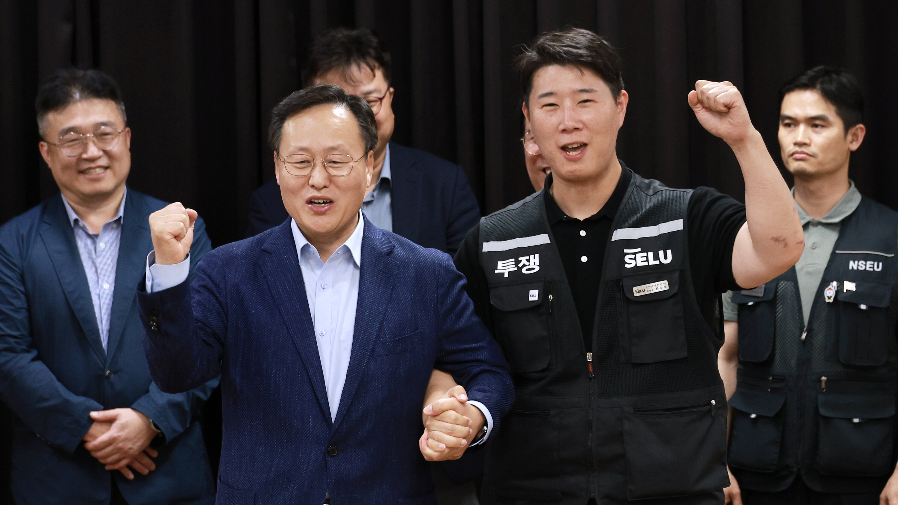 Samsung Unions Approve A.I. Profit-Sharing Deal as Infighting Escalates -  The New York Times