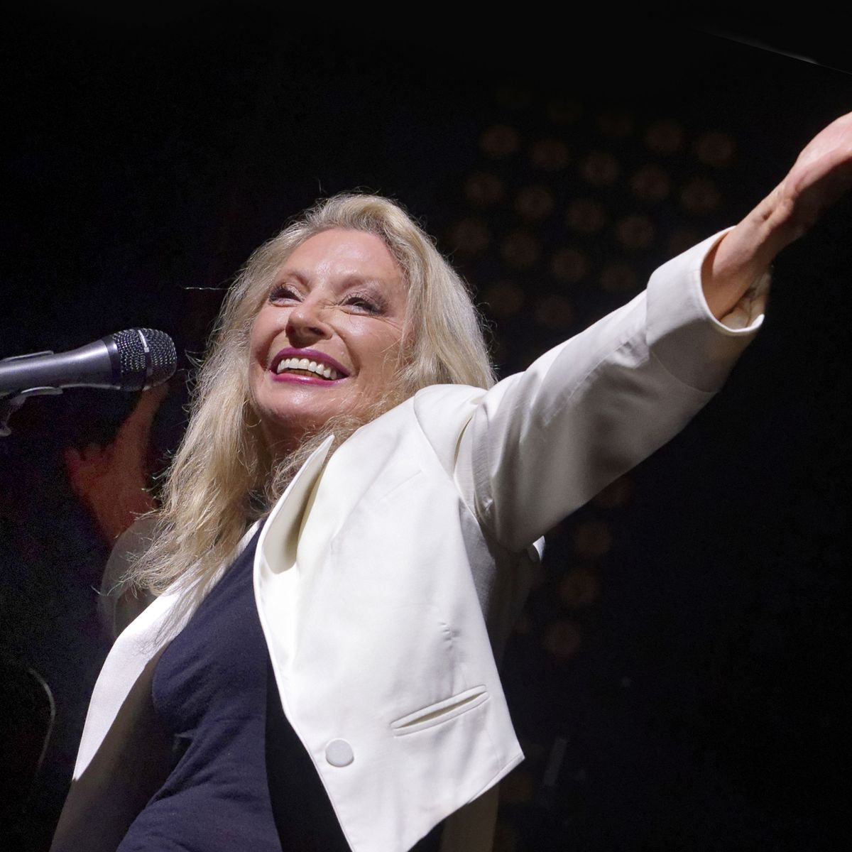 Je vais mieux, mais suis impardonnablement déçue d'avoir loupé notre beau  rendez-vous de Saint-Brieuc" : la chanteuse Véronique Sanson annonce être  sortie de l'hôpital – franceinfo