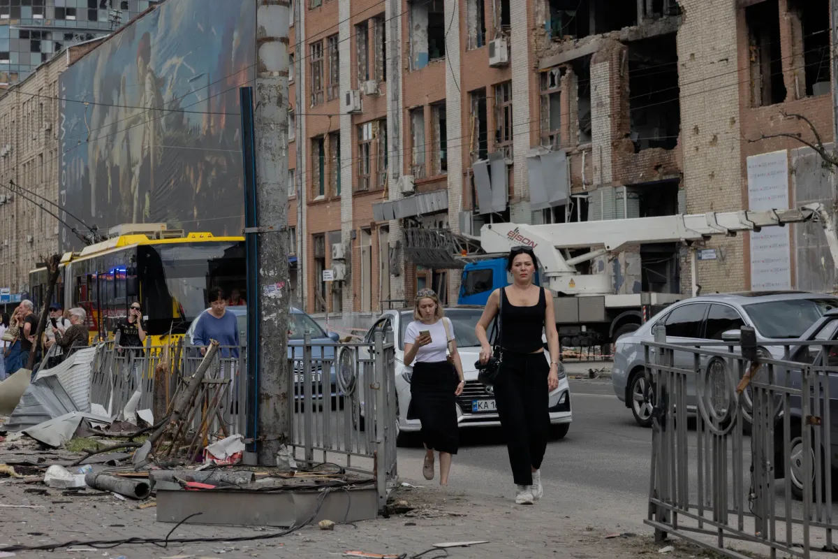 Appel à évacuer les ambassades, missile Orechnik... Vladimir Poutine fait  monter la pression sur Kiev, face à des difficultés sur le front ukrainien  et en Russie