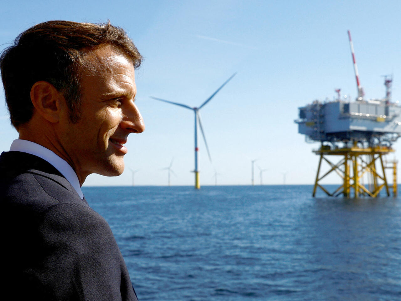 Énergies renouvelables : Emmanuel Macron inaugure le premier parc éolien en  mer de France - France 24