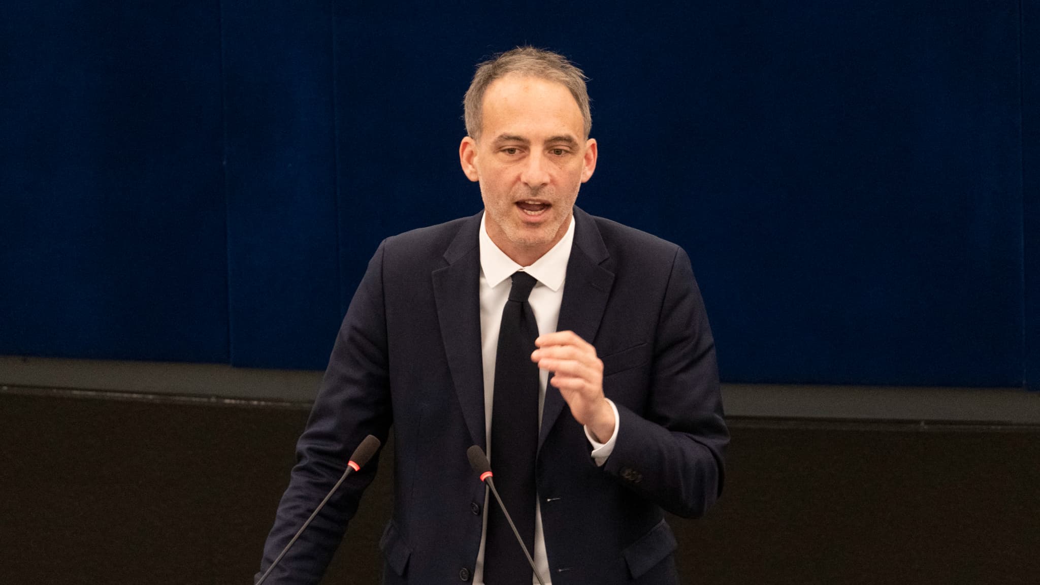 Il veut un "nouveau contrat patriotique" et refuse de "fuir le débat  migratoire": Raphaël Glucksmann se lance dans une semaine décisive pour 2027  au JT de TF1