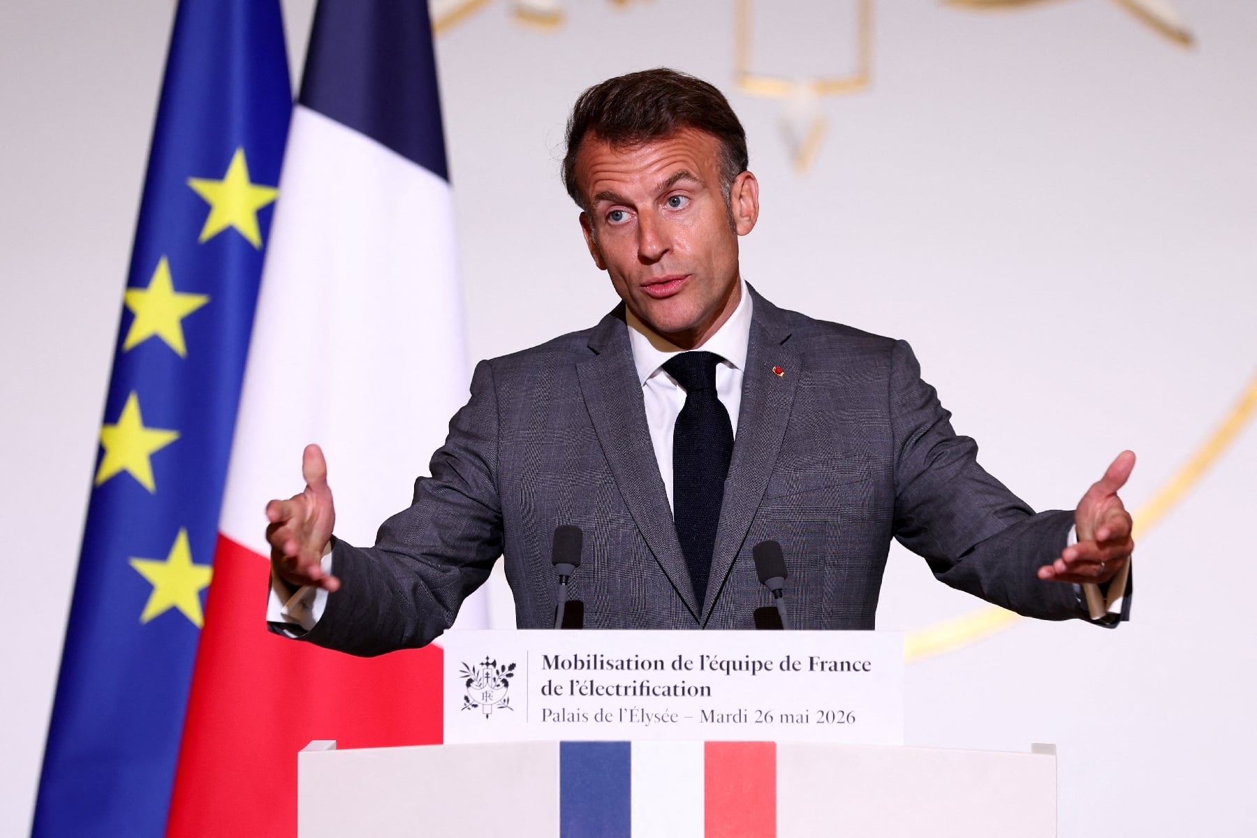 Macron veut rendre "désirable" l'électrification de la France