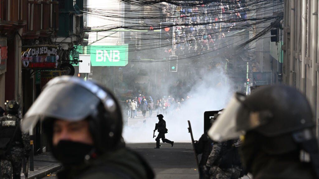 Affrontements à La Paz malgré les concessions du président bolivien -  France 24