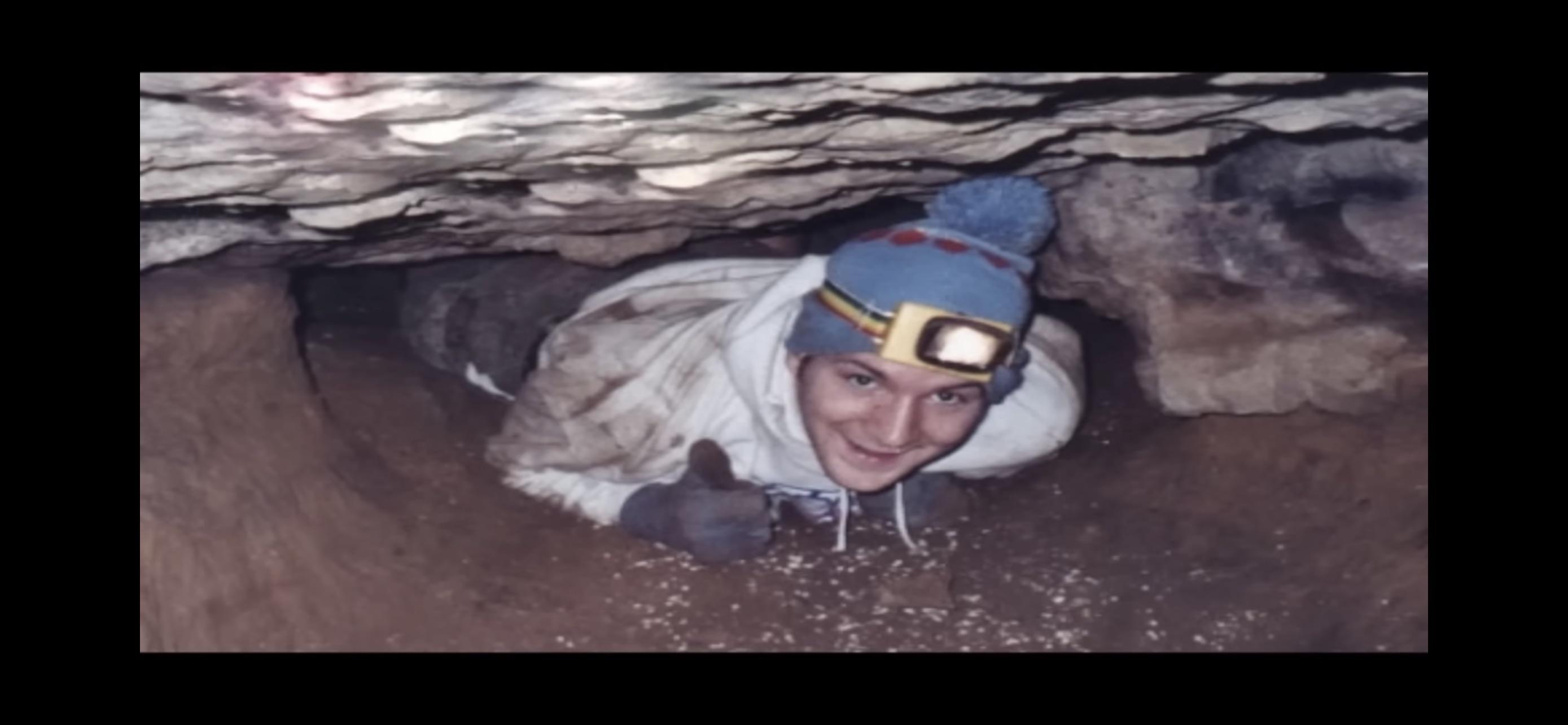C'est John Jones, un spéléologue qui a été coincé pendant plus de 24 heures  à l'envers dans une crevasse trop étroite. Il n'a pas pu être secouru et  son corps reste dans