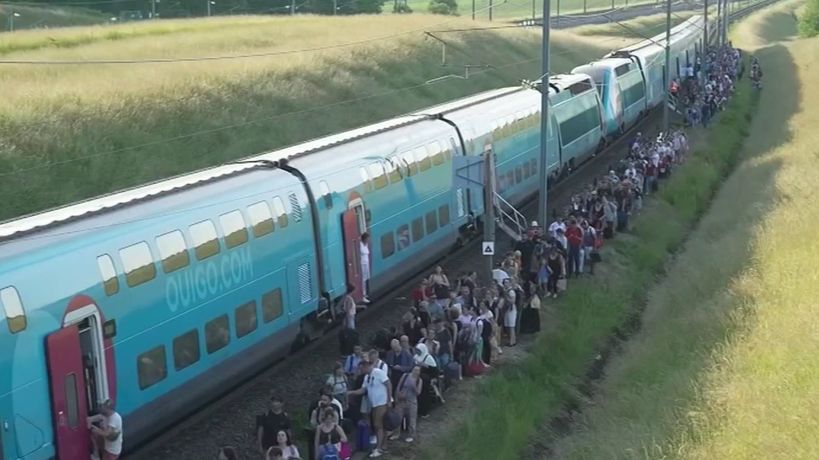 Une journée complète dans le train avec une chaleur atroce" : deux TGV  bloqués sans climatisation pendant six heures | TF1 Info