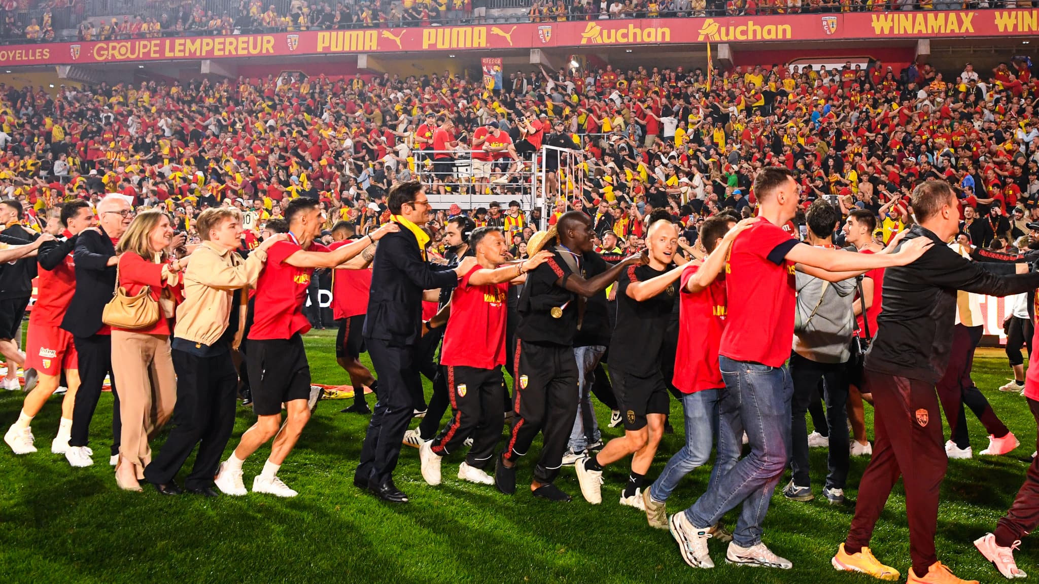 Les Lensois accueillis en rois en pleine nuit à Bollaert après leur sacre  en Coupe de France