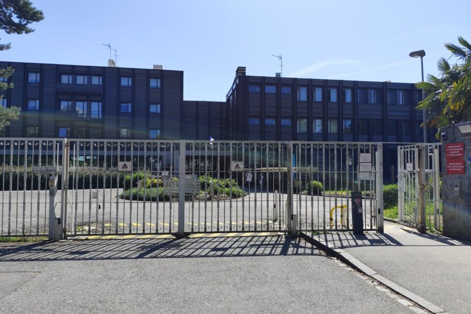 Dans le plus grand lycée de Bretagne à Rennes, un élève poignarde un autre  avec un cutter : "Ils sont pourtant amis"