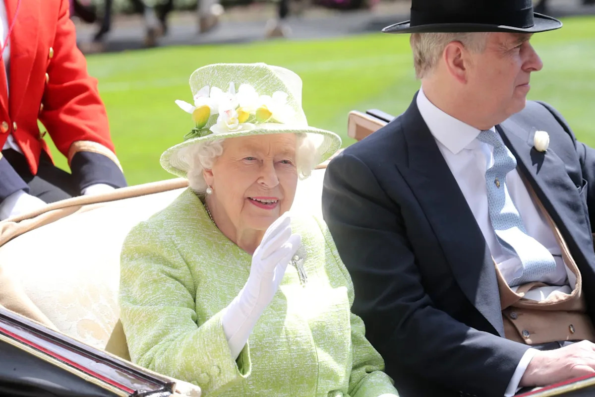 La reine Elizabeth II "tenait beaucoup" à ce que son fils Andrew soit nommé  envoyé spécial du Royaume-Uni au Commerce - Yahoo Actualités France