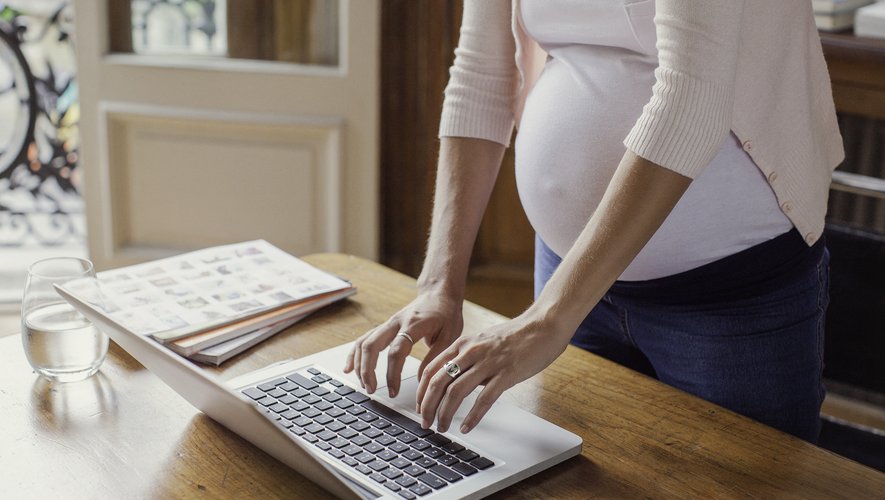 Contrainte de télétravailler à cause de complications liées à sa grossesse,  elle se fait licencier par SMS : la salariée fait condamner son entreprise  et empoche 100 000 euros - lindependant.fr
