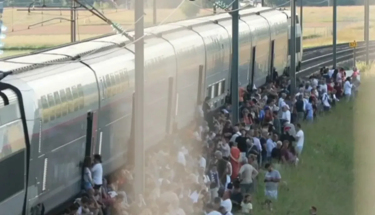 C'est horrible, avec la chaleur": les TGV bloqués plusieurs heures vers  Lyon sont finalement arrivés avec 7 heures de retard
