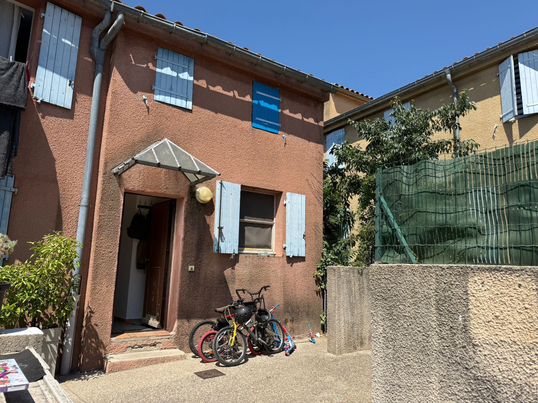 Un garçon de 9 ans enfermé dans un cagibi depuis plusieurs semaines par ses  parents dans un village du Vaucluse, des riverains donnent l'alerte