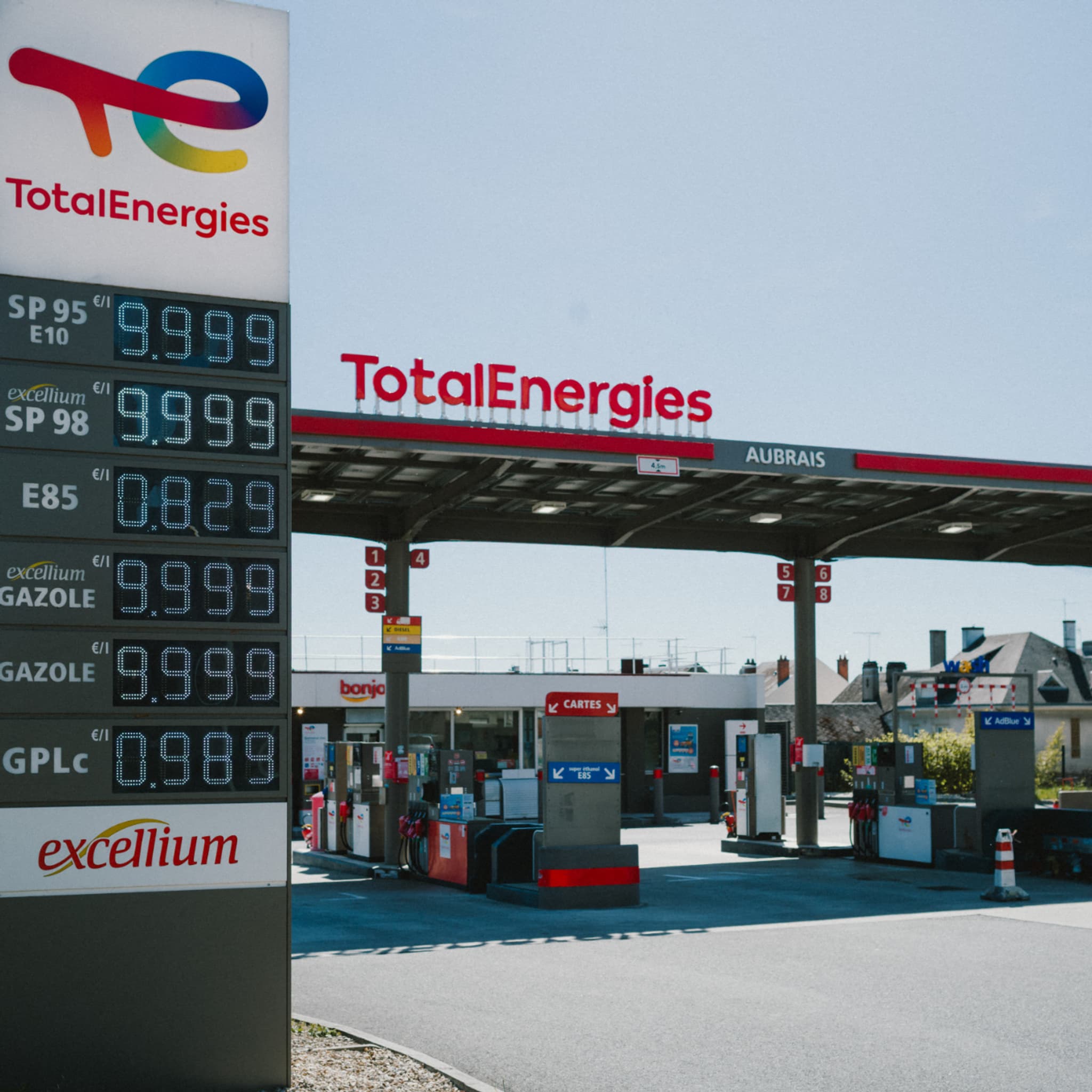 Le gazole bloqué à 2,25 euros le litre, l'essence à 1,99 euro: Totalenergies  reconduit des ristournes sur les prix à la pompe jusqu'à fin avril (mais  augmente franchement le plafond sur le
