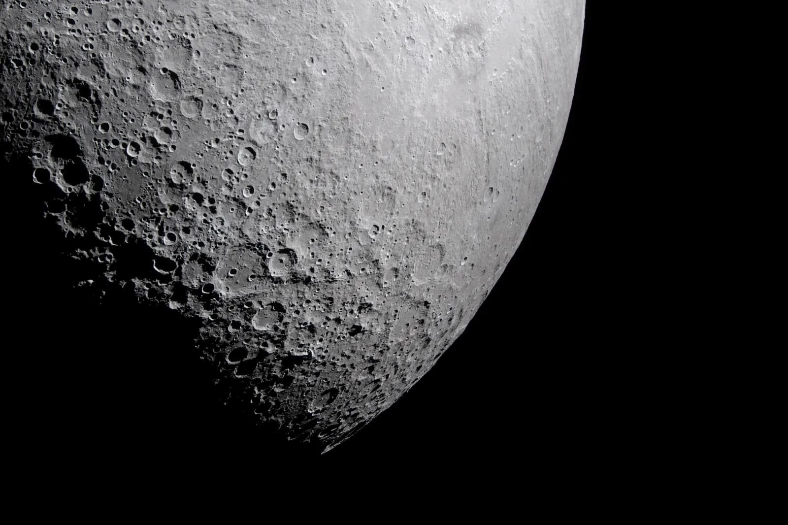 La NASA accélère pour construire sa base lunaire : 3 missions partiront dès  cette année
