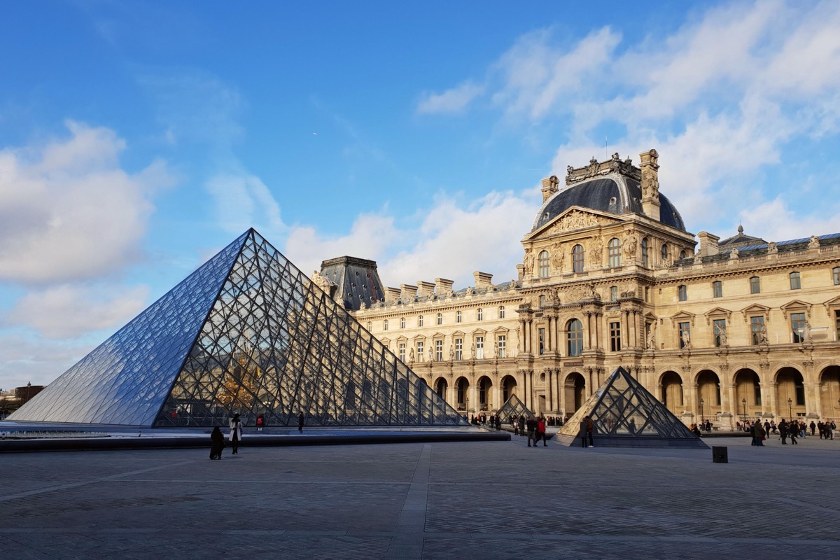 Vol au Louvre : un film, et désormais une série documentaire, bientôt  consacrés au cambriolage du siècle