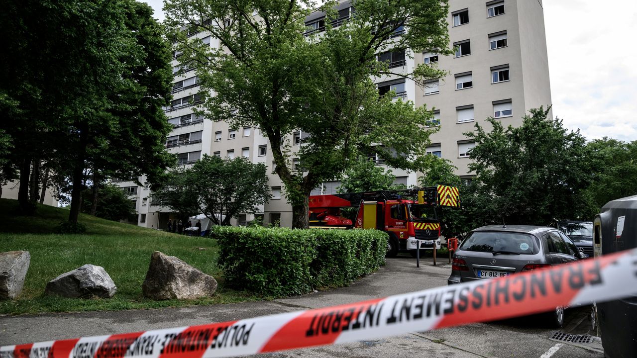 Incendie criminel d'un immeuble près de Lyon : trois jeunes âgés de 16 à 18  ans mis en examen | TF1 Info