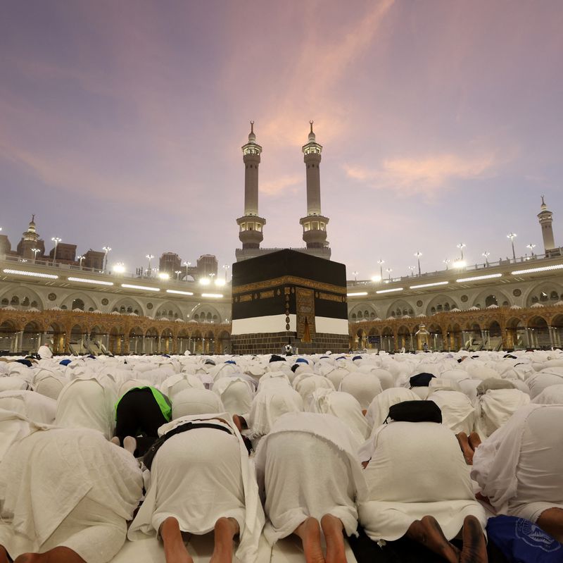 Plus d'un million de pèlerins musulmans entament le hajj sous un soleil de  plomb