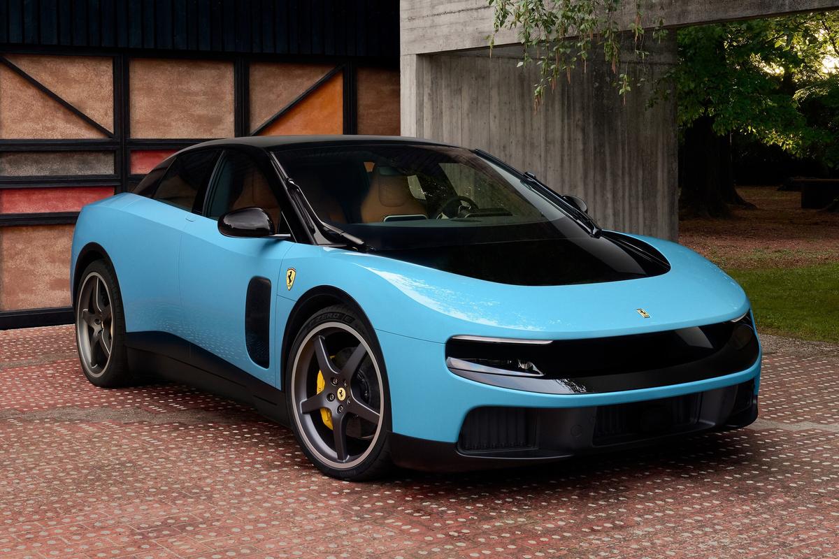 Le pape Léon XIV s'est assis en avant-première sur la Luce, première  Ferrari électrique de l'histoire