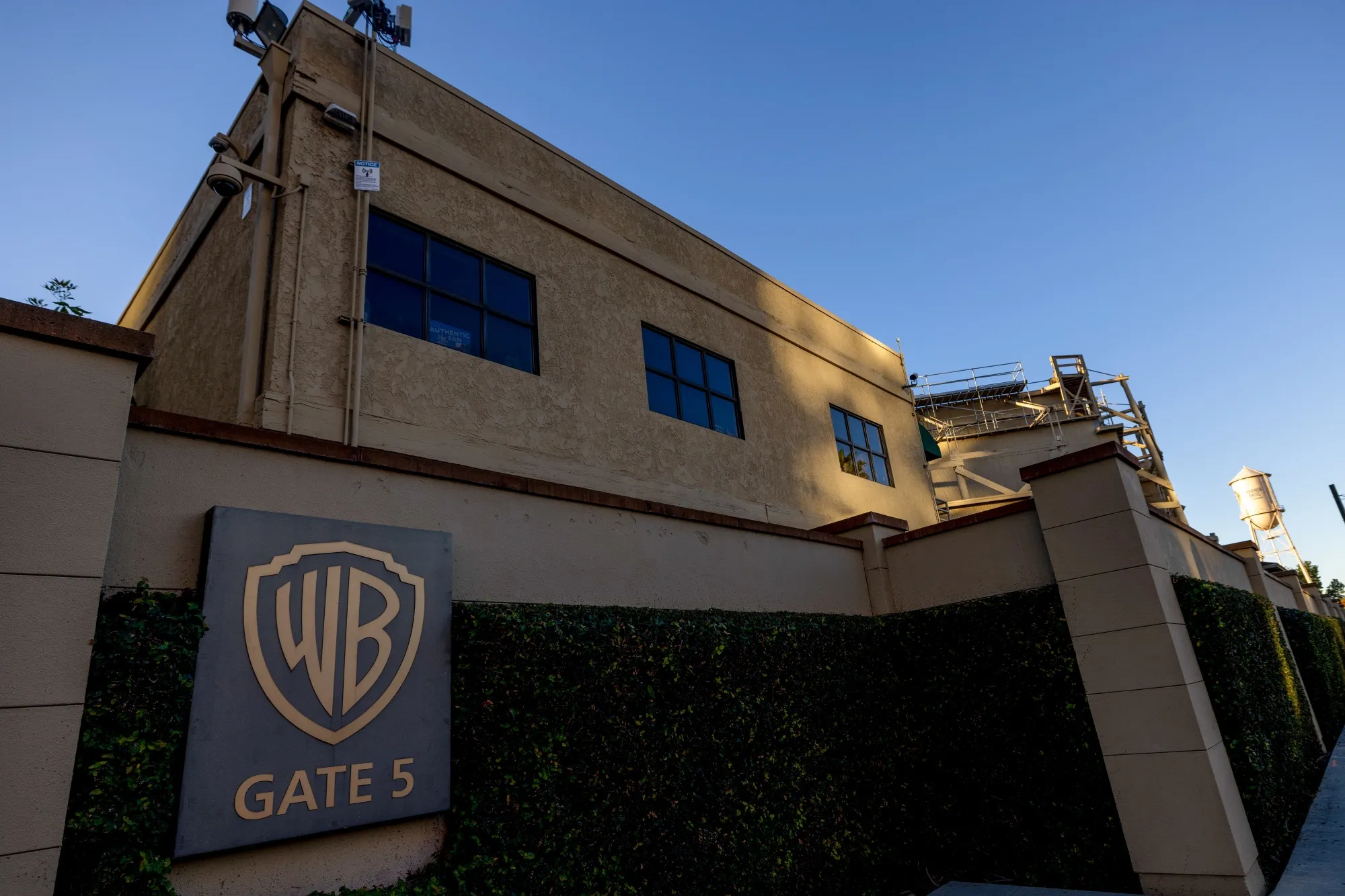Warner Bros. Wins Investor Consent to Change Bond Agreements - Bloomberg