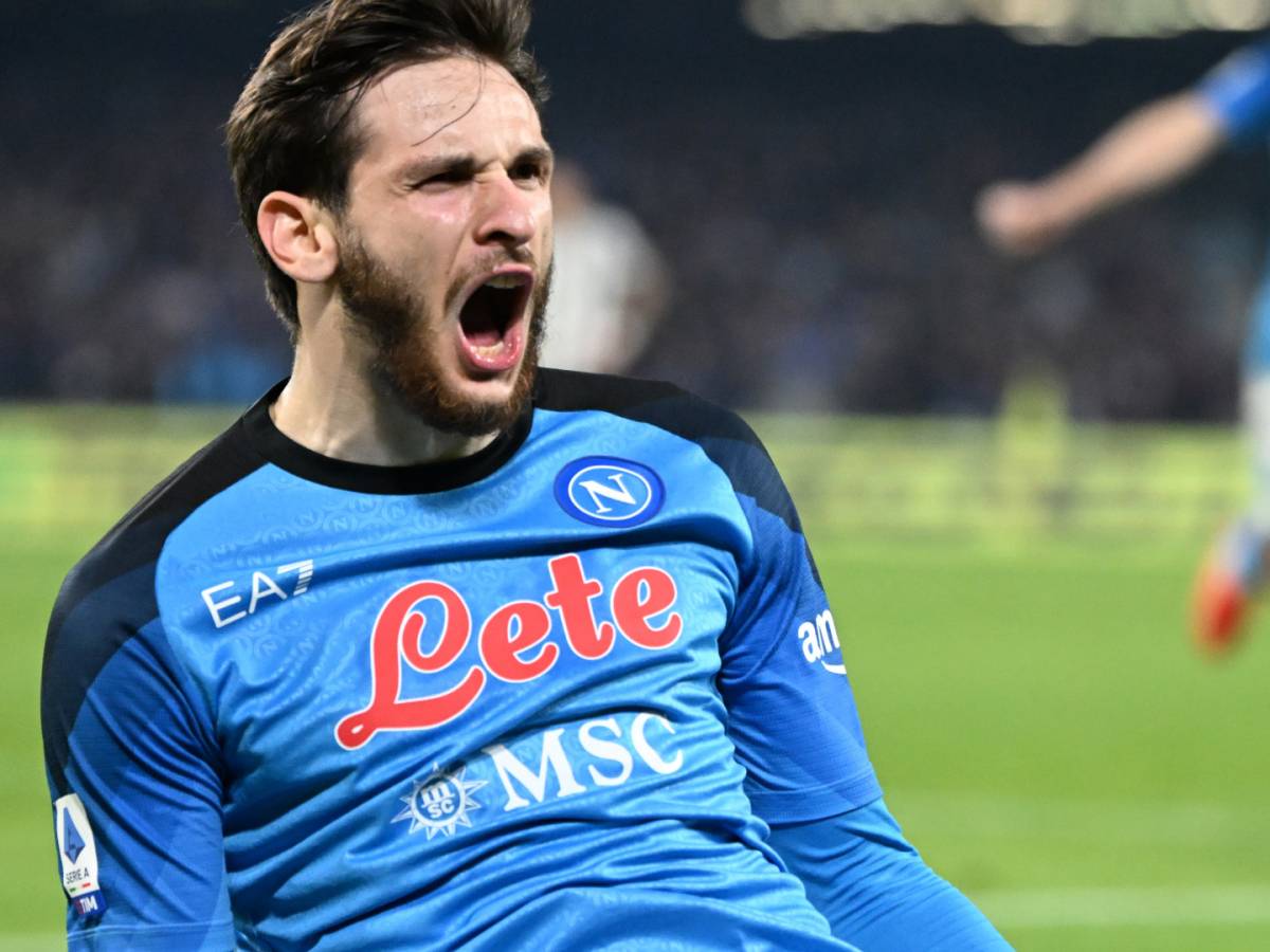 LdC : Khvicha Kvaratskhelia remporte le titre de meilleur jeune joueur de  la saison