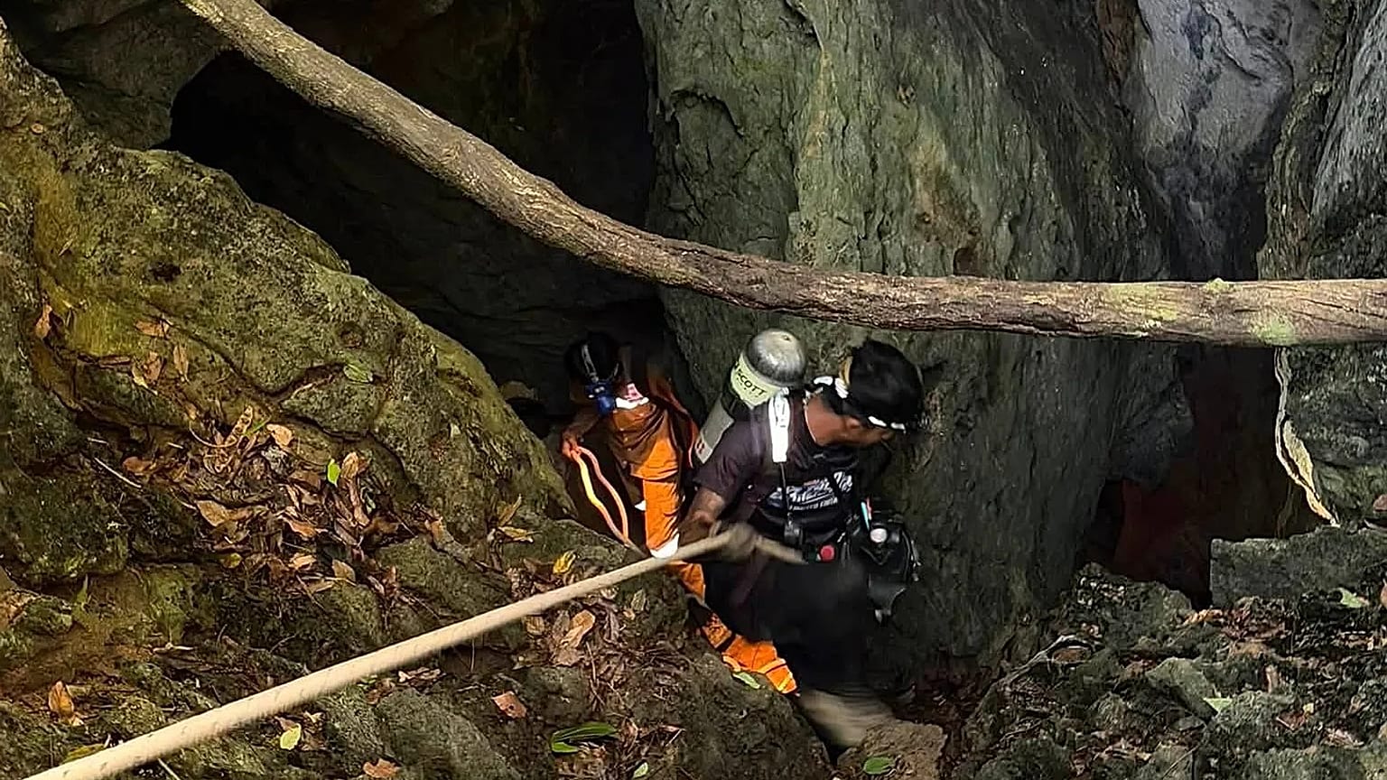 Five of seven people trapped in flooded Laos cave for more than a week found  alive, rescuers say | Euronews
