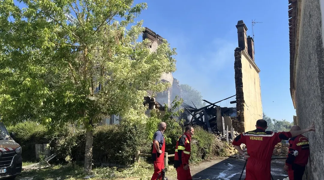 Explosion dans un immeuble de Vendée : un homme de 46 ans dans un état  grave, les secours face - Nantes.maville.com