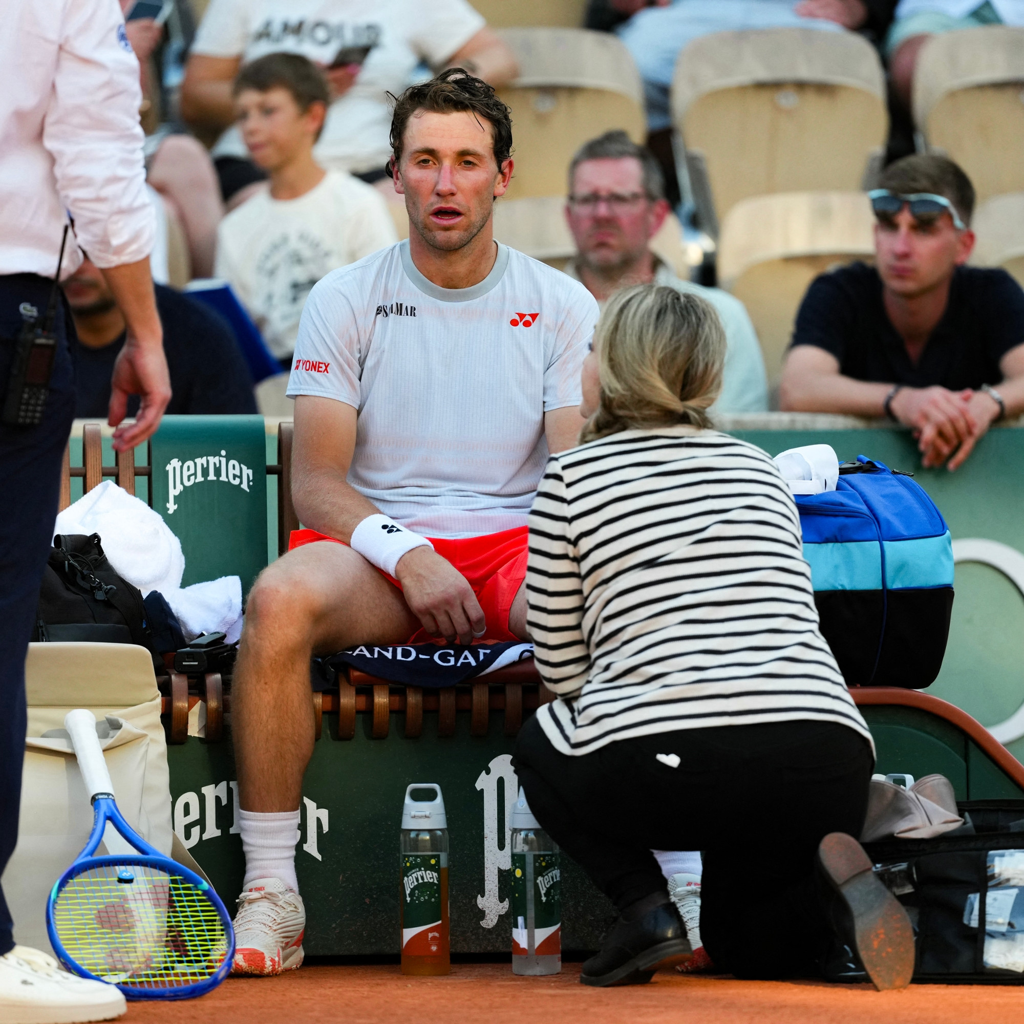 Tribunes désertées au soleil, malaise d'une ramasseuse de balle et joueurs  qui tentent de "survivre" : gros coup de chaud à Roland-Garros
