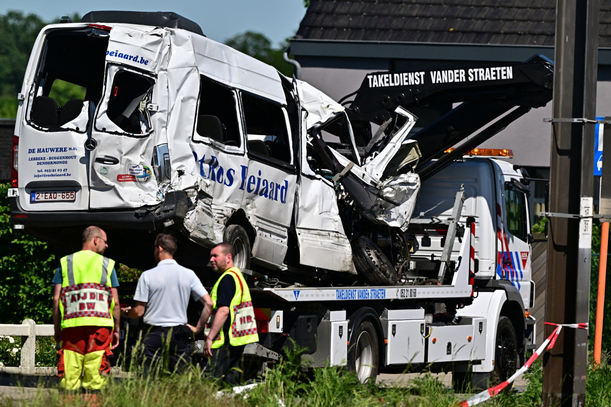 Quatre morts, dont deux enfants, un passage à niveau franchi malgré une  barrière baissée, un choc violent... Ce que l'on sait de la collision d'un car  scolaire avec un train en Belgique