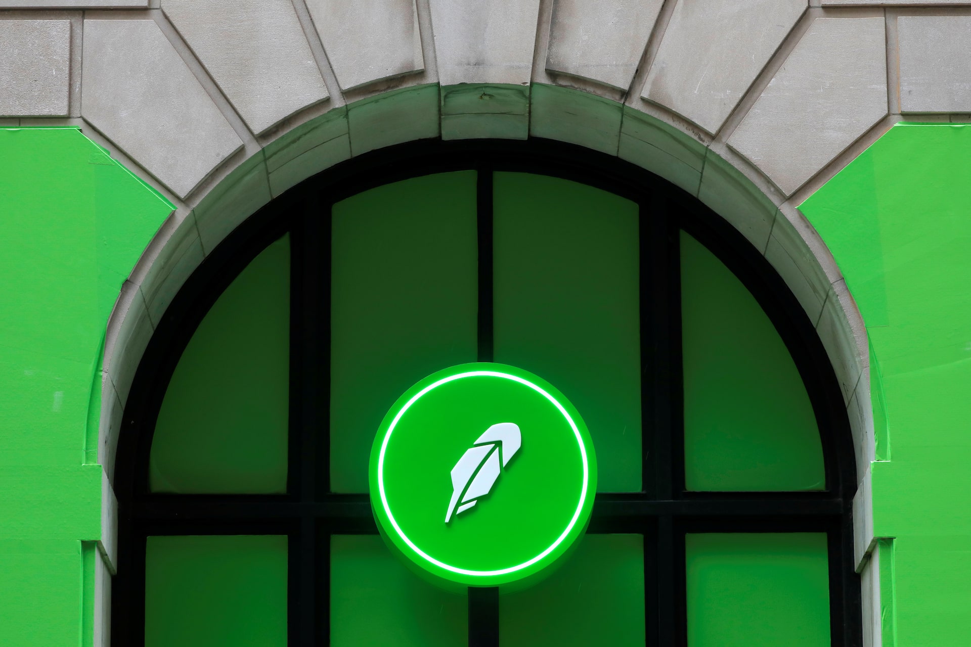Trading app Robinhood agrees deal with Pluto Capital to tap into AI |  Reuters