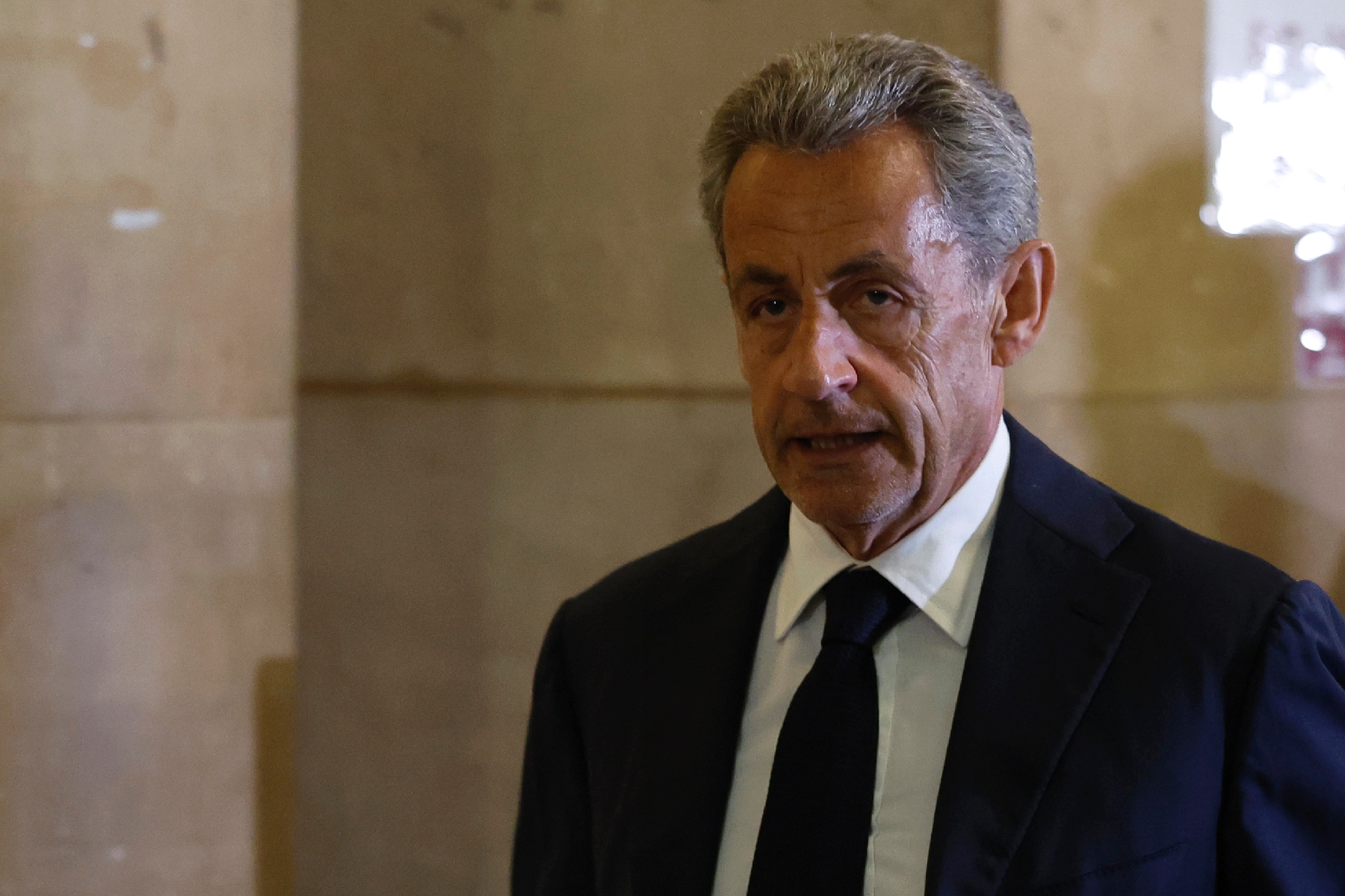 Procès libyen: une ultime fois, la défense de Sarkozy brocarde un "roman  grotesque"