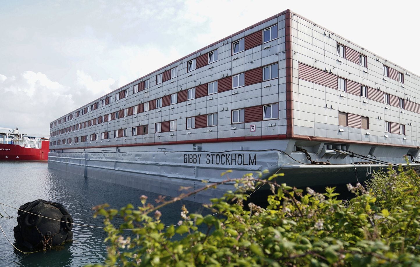 Royaume-Uni : Londres réfute que sa barge pour les demandeurs d'asile soit  une « prison flottante »