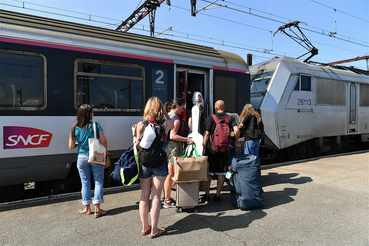 Canicule - "Y'a moyen que je fasse un malaise dans le métro", "C'est  irrespirable", "Bienvenue en enfer", "La moitié du wagon est au bord du  malaise" : les usagers des transports en commun redoutent déjà l'été à bord  des métros, RER, bus et tramwa