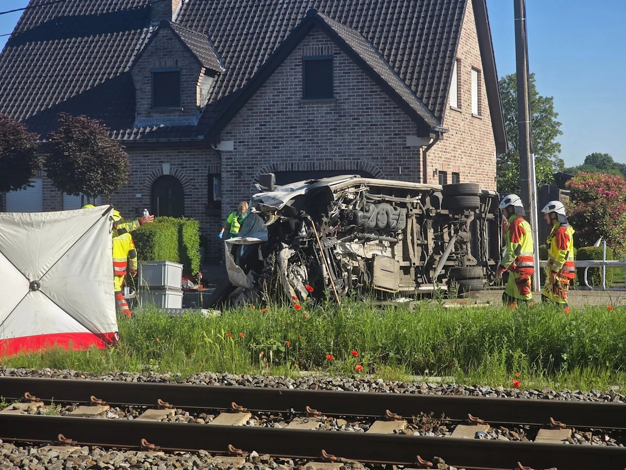 Une collision entre un train et un minibus scolaire a fait quatre morts en  Belgique - Yahoo Actualités France