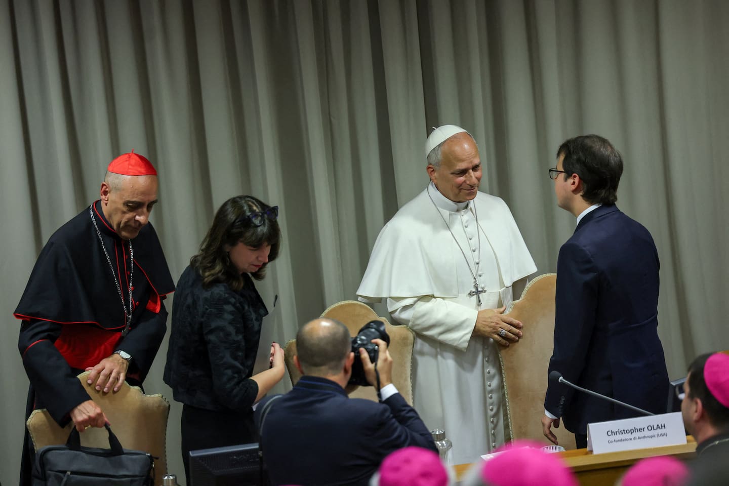 Qui est Christopher Olah, le jeune geek d'Anthropic qui parle d'IA auprès  du pape ? – Libération
