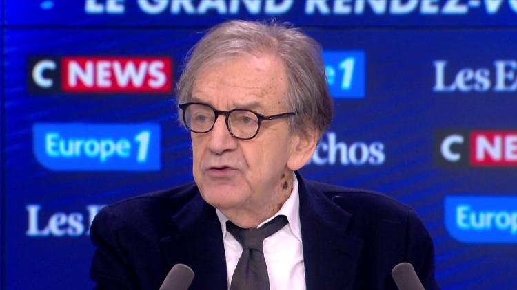 La refondation de l'école s'impose après 50 ans de réformes démagogiques et absurdes  qui l'ont mise à terre», argue Alain Finkielkraut