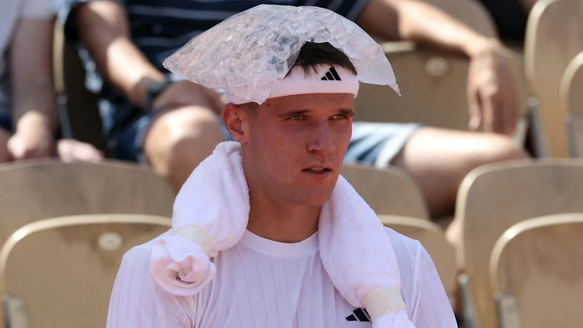 Mensik collapses on court as heatwave continues - Yahoo Sports