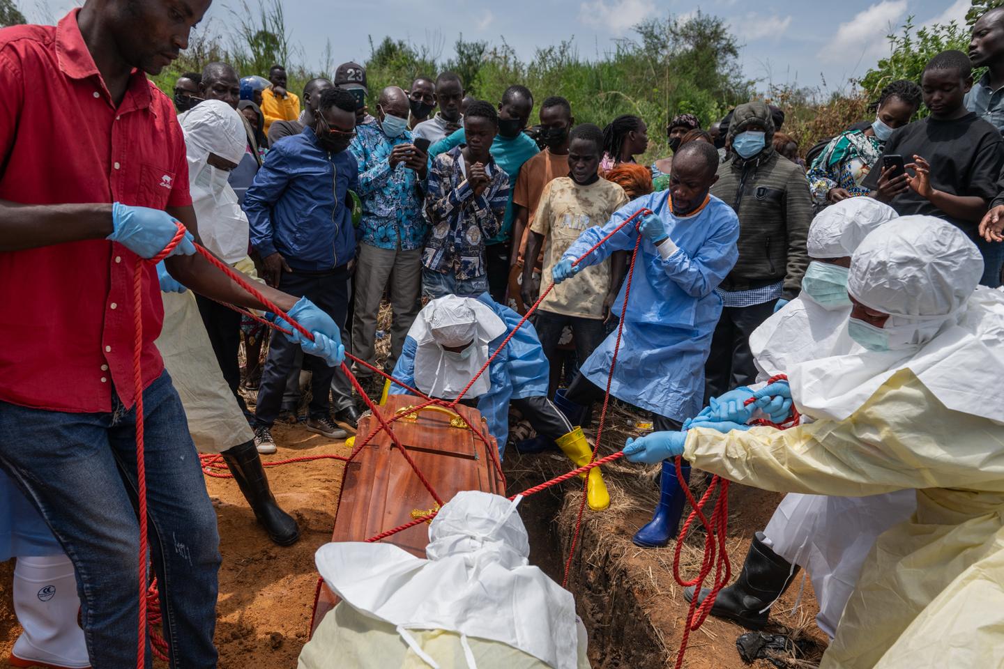 Ebola : avec plus de 200 morts probables en RDC, l'épidémie s'étend et  menace d'autres pays