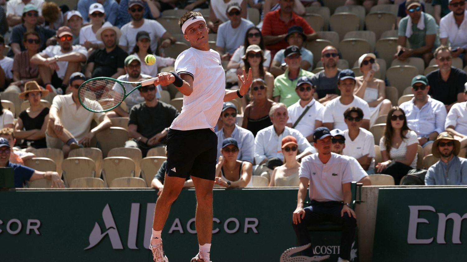 VIDEO. Roland-Garros 2026 : le Tchèque Jakub Mensik s'écroule de fatigue et est  incapable de se relever après sa victoire au terme d'un combat de près de 5  heures – franceinfo