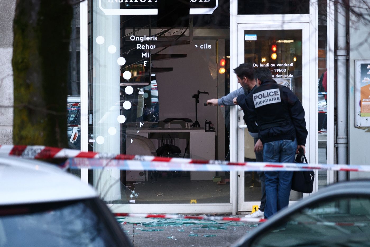 Explosion dans un commerce à Grenoble: trois suspects écroués