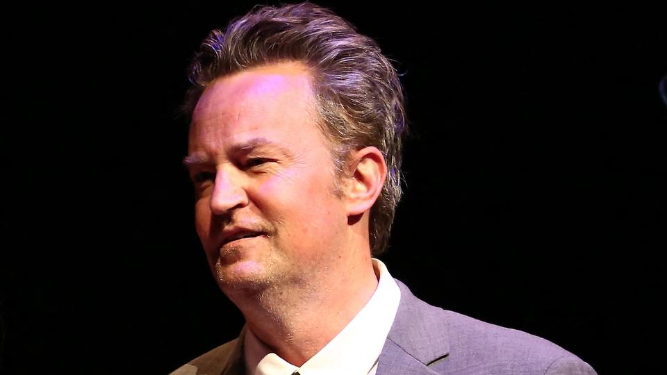 Mort de Matthew Perry : l'assistant personnel qui lui a injecté la dose  fatale de kétamine risque 15 ans de prison ce mercredi