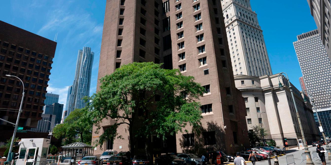 Une des victimes présumées de Jeffrey Epstein réclame réparation à ses  héritiers
