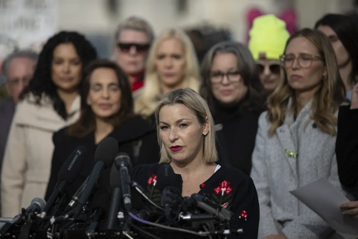 Huit victimes de l'affaire Jeffrey Epstein diffusent un clip lors du Super  Bowl pour réclamer "toute la vérité"