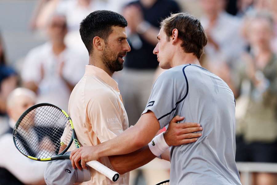 Roland-Garros. Djokovic lâche encore un set mais écarte Royer |  Flashscore.fr