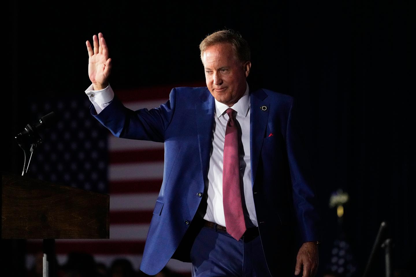 Au Texas, Ken Paxton, le candidat soutenu par Donald Trump, défait le  sénateur sortant John Cornyn lors des primaires républicaines