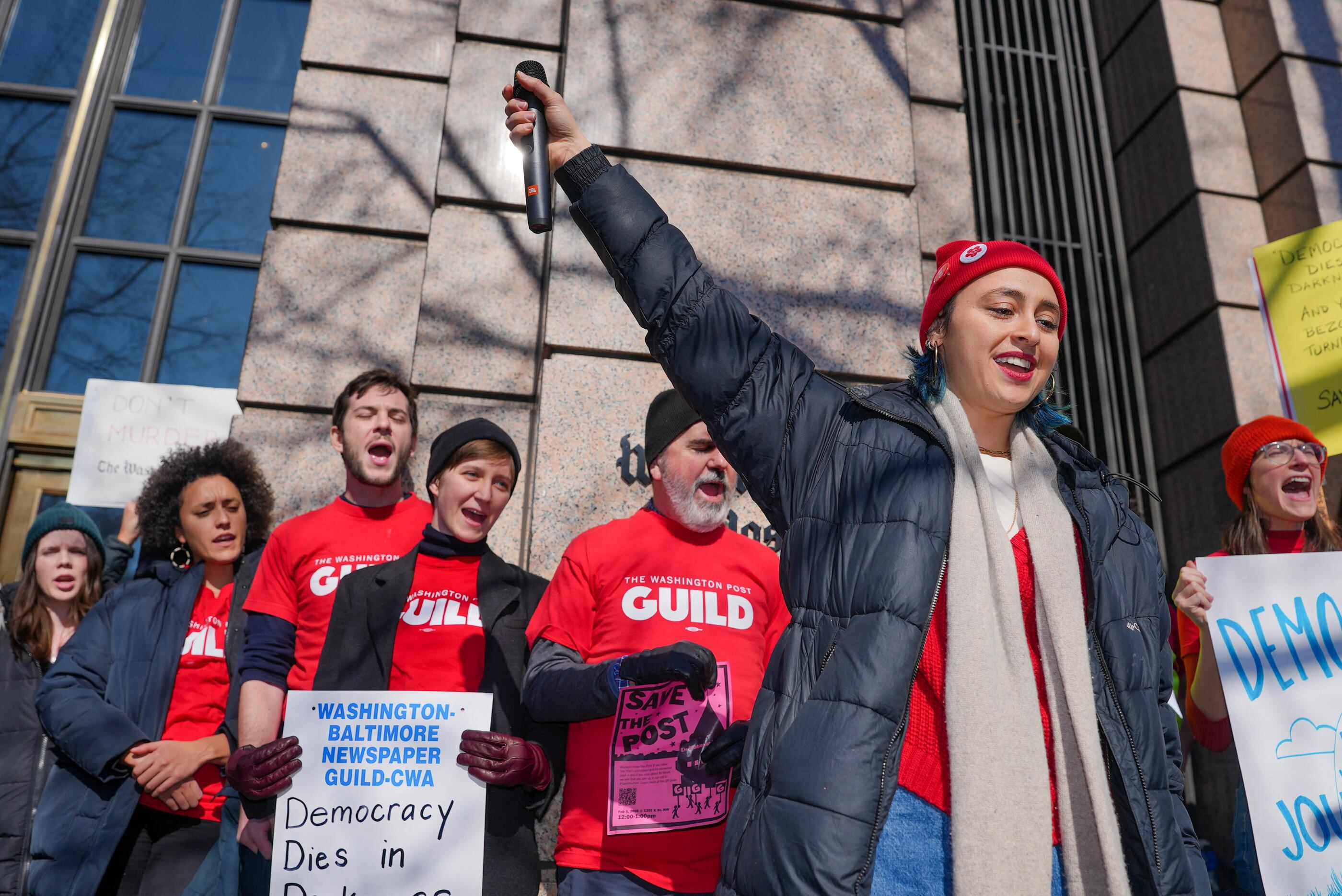 Je suis en colère » : plusieurs centaines de personnes ont manifesté contre  les licenciements massifs au Washington Post - Le Parisien