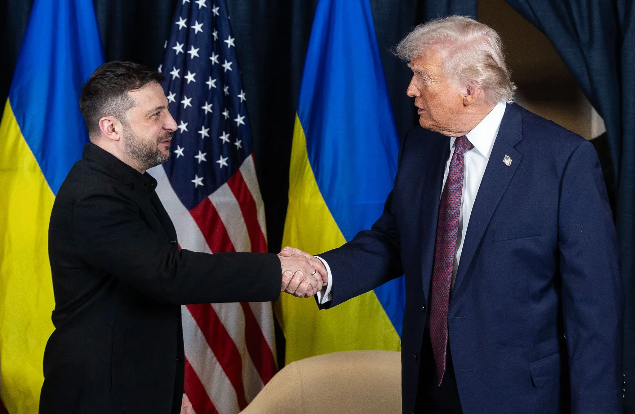 Les négociations pour la paix en Ukraine avancent, affirment Volodymyr  Zelensky et Donald Trump depuis Davos | franceinfo