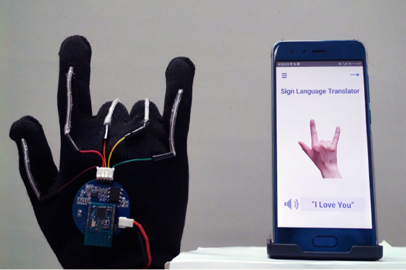 Ces gants traduisent la langue des signes en temps réel avec 99 % de  réussite