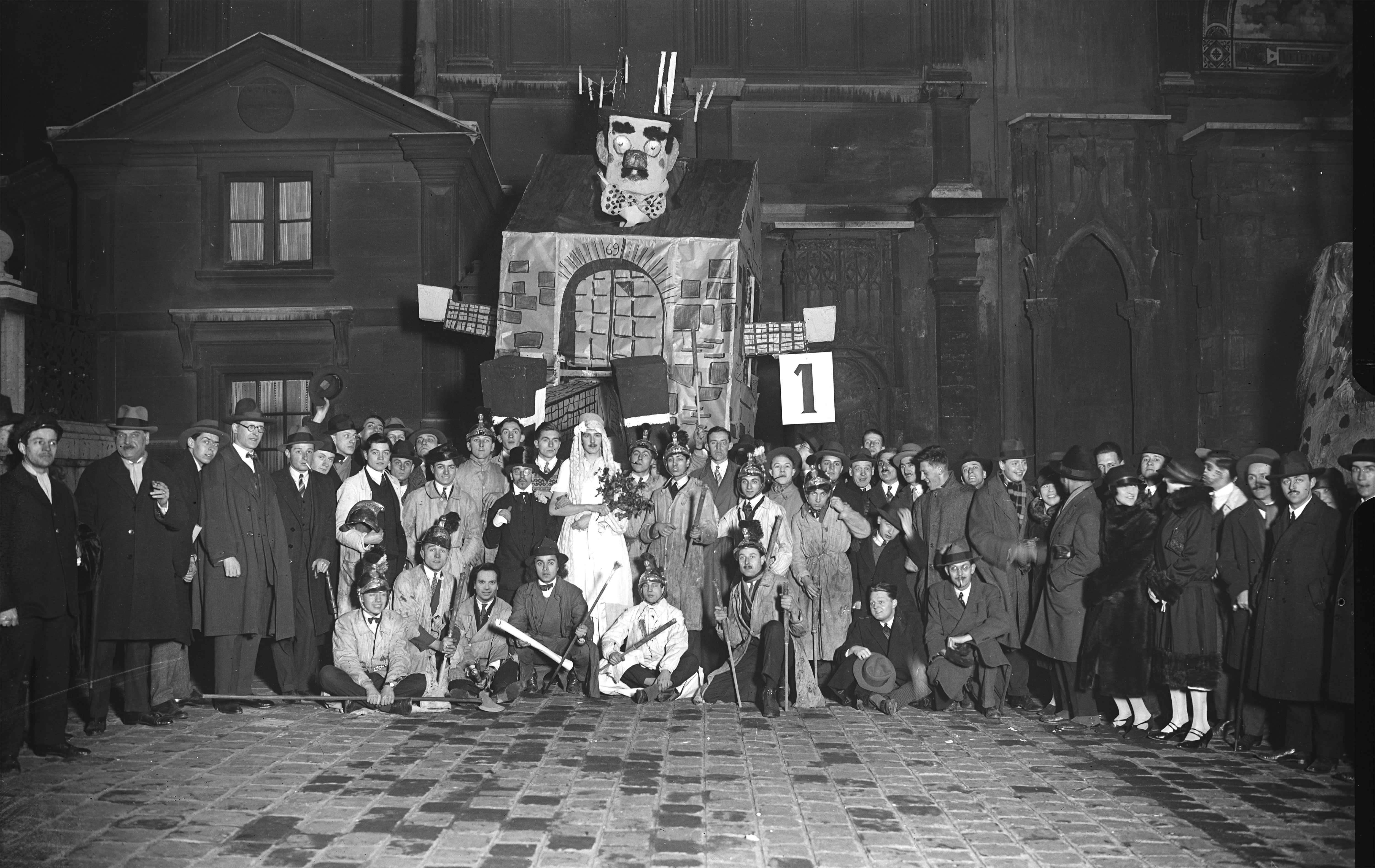 Photo souvenir du Monôme spectaculaire des étudiants des Beaux-Arts de  Paris – fête du 5 février 1927 – Snippet of History