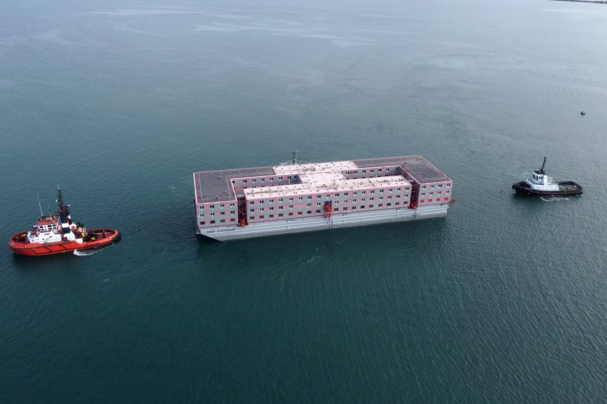 Royaume-Uni : "hôtel flottant" ou "bateau prison", une péniche met en  lumière la nouvelle politique controversée du gouvernement | franceinfo